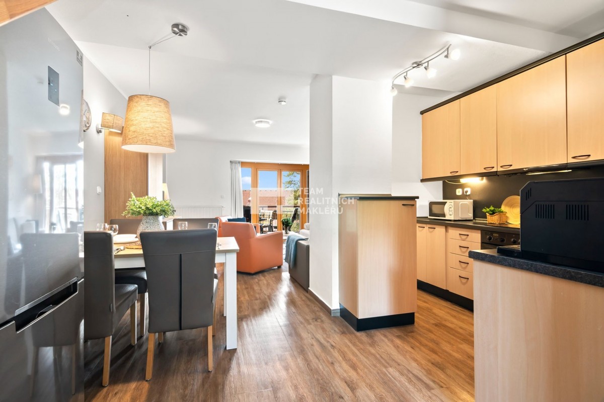 Apartmán o dispozici 3+kk s balkonem přímo na Lipně